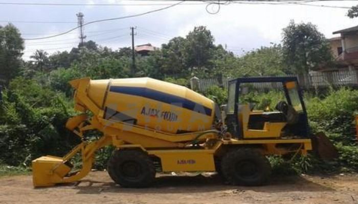 Self Loading Concrete Mixer For Rent