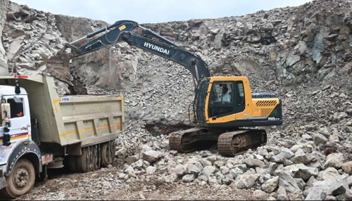 Excavator on rent in Maharashtra 