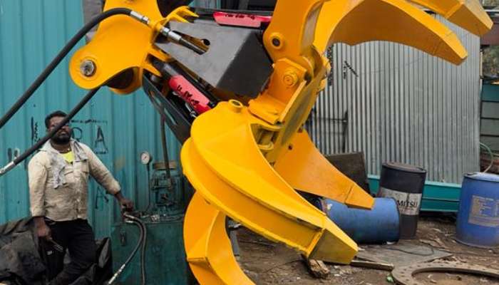 ELECTRIC HYDRAULIC EXCAVATOR WITH SCRAP GRAB BUCKET 