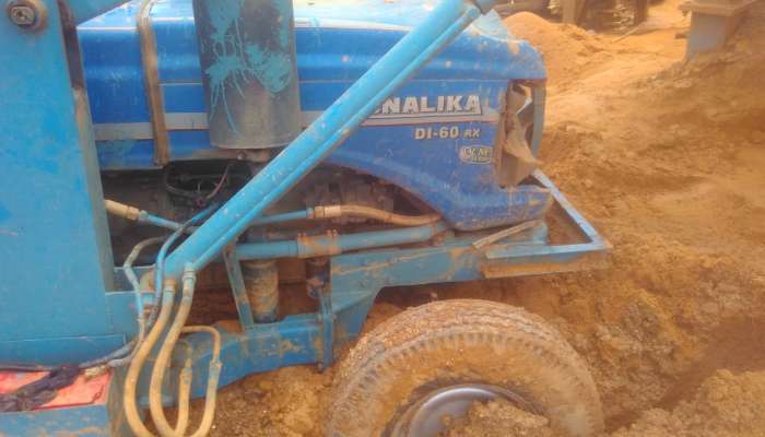 Used tractor loader for sale in Gujarat 