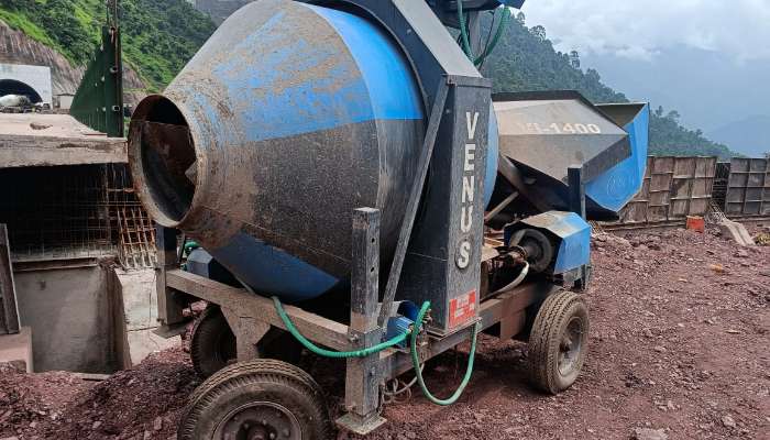 Venus reversible concrete mixer RM 1400